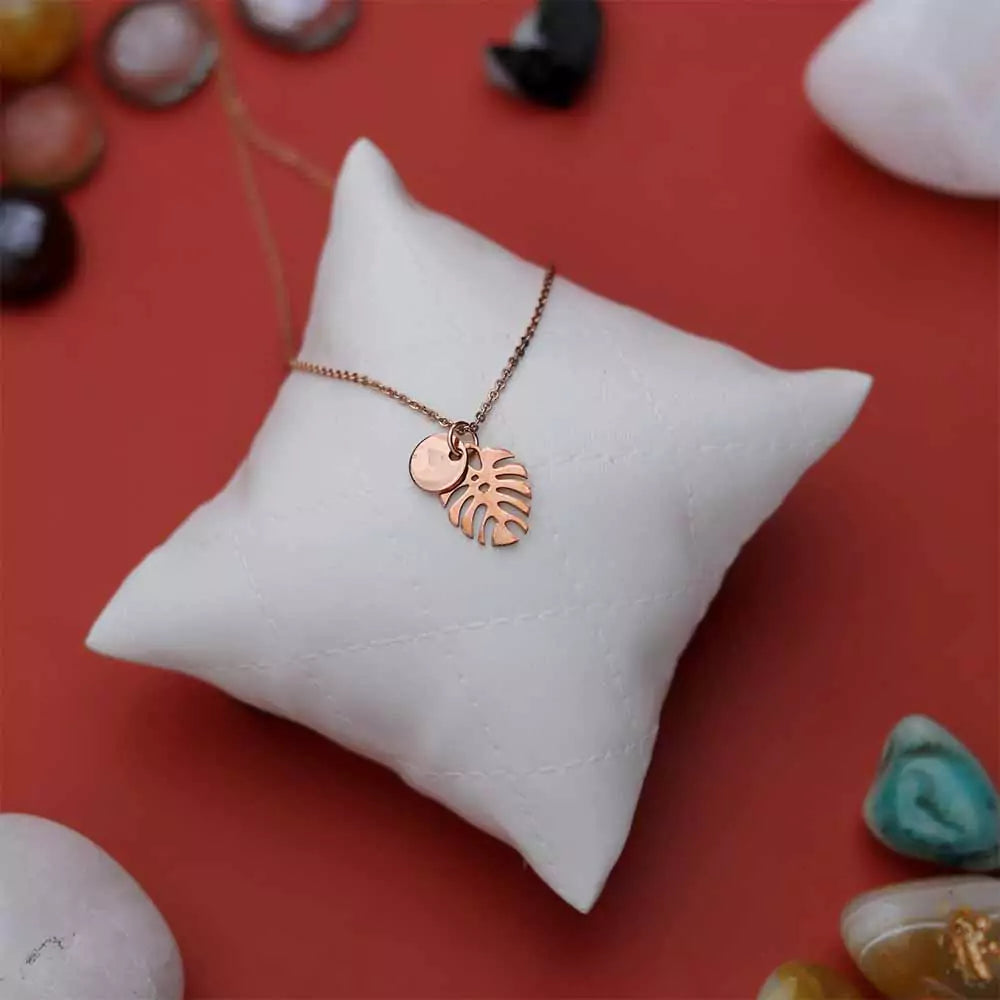 Monstera Leaf Pendant Necklace – Nature-Inspired Jewelry in Gold Finish