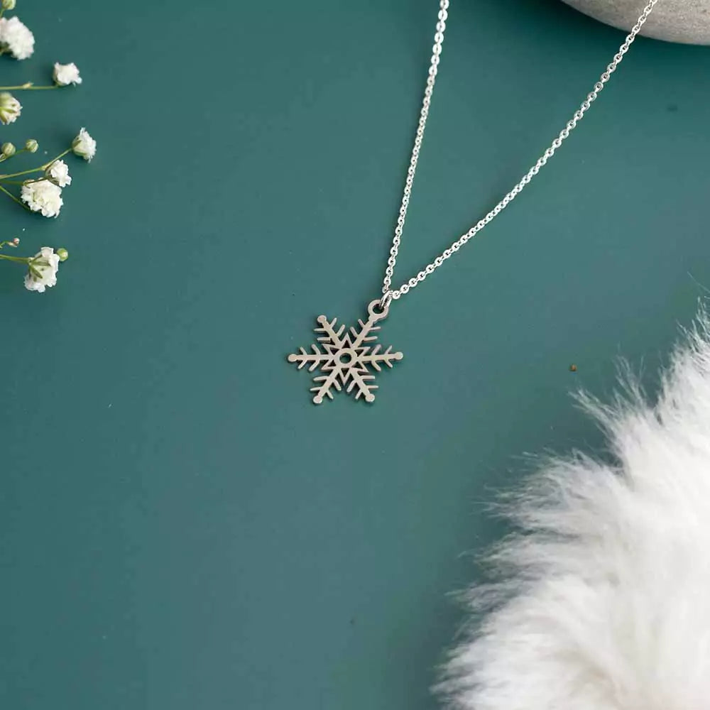 Snowflake Pendant Necklace – Winter-Themed Jewelry in Silver Finish