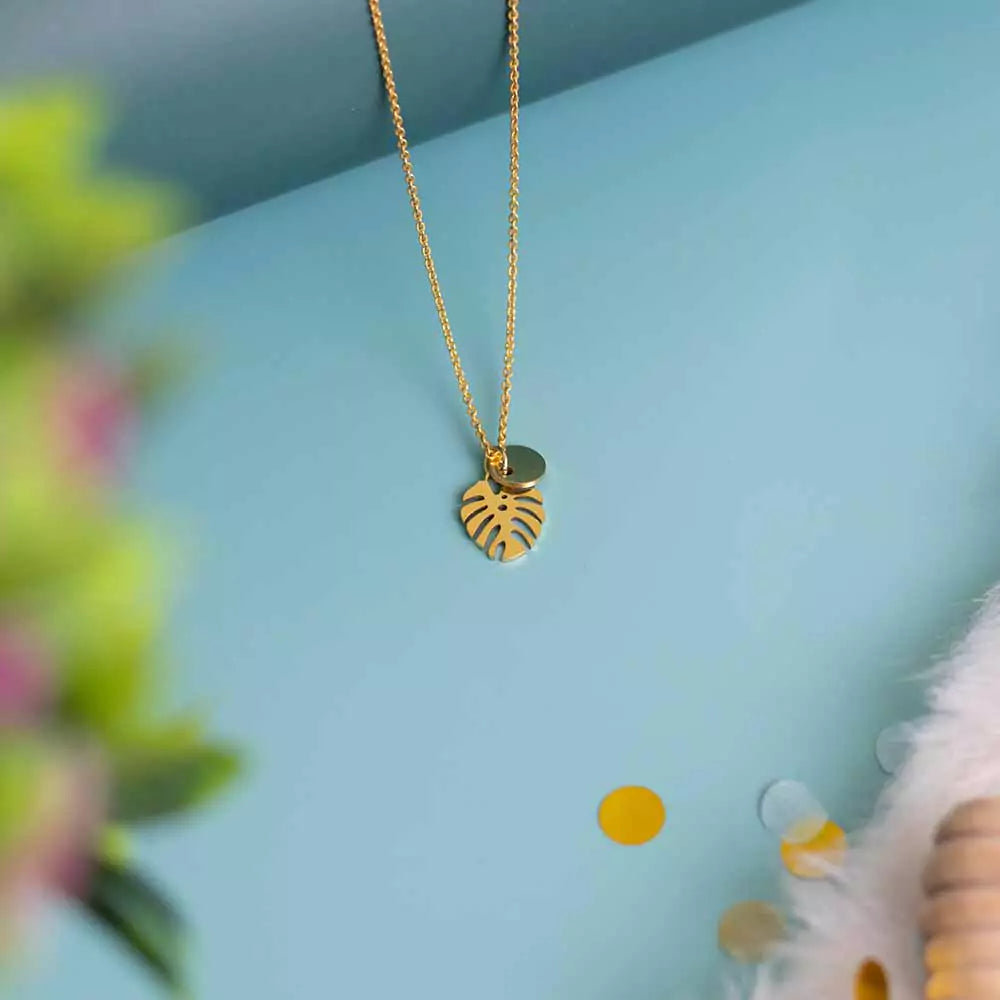 Monstera Leaf Pendant Necklace – Nature-Inspired Jewelry in Gold Finish