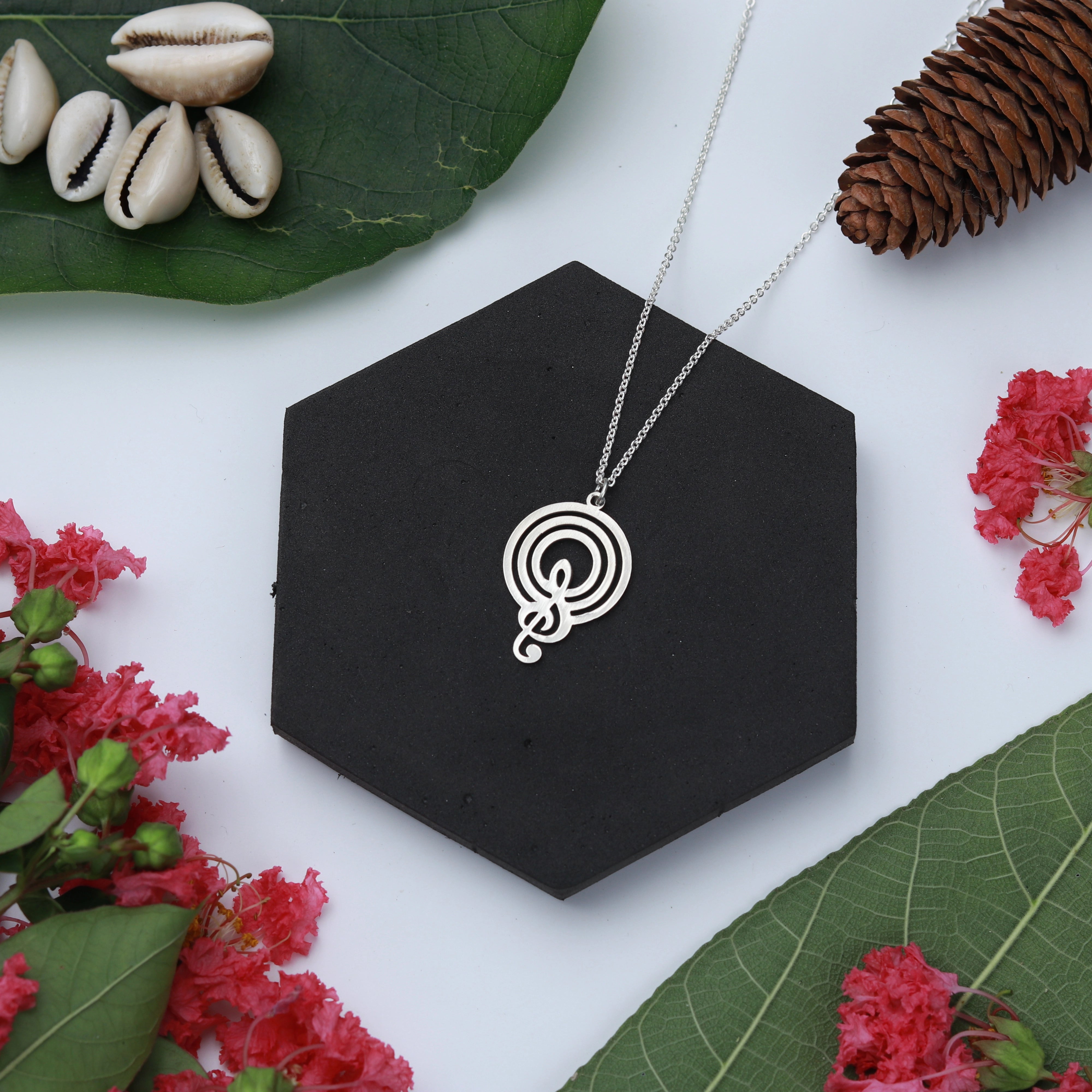 Melocircle Necklace – Musical Symbol & Circle Jewelry in Gold Finish