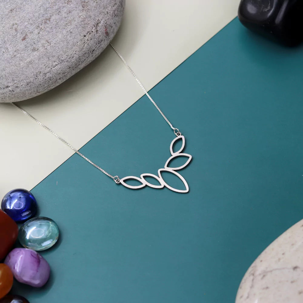 Leaves Pendant Necklace - Elegant Nature-Inspired Jewelry for Women