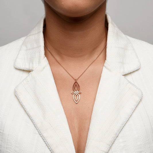 eaf Celtic Knot Necklace Celtic Knot Jewelry Leaf Pendant Necklace Elegant Symbolic Necklace High-Quality Metal Necklace Adjustable Chain Necklace Unique Jewelry Gift