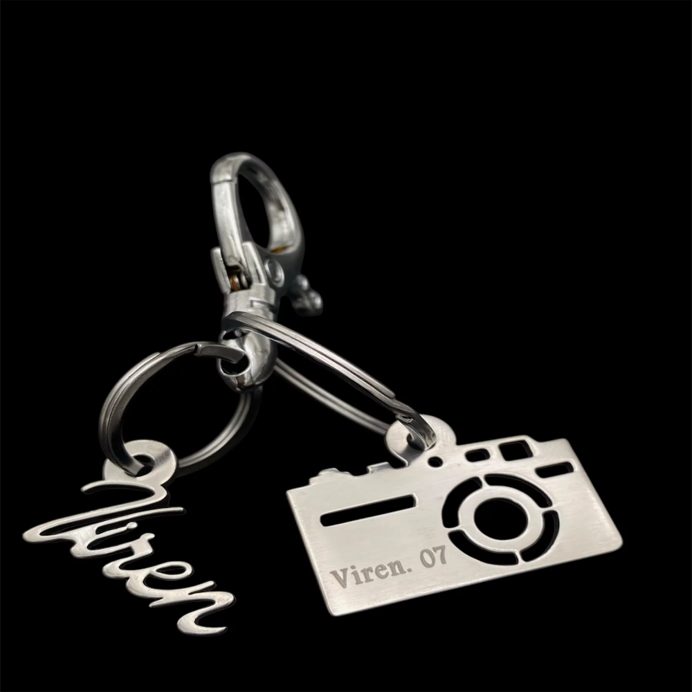 Silver personalised camera keychain for gifting, stainless steel mini camera accessory – Ampkrafts